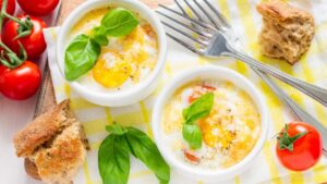 Ovos Cocotte na airfryer: receita fácil, cremosa e pronta em 10 minutos