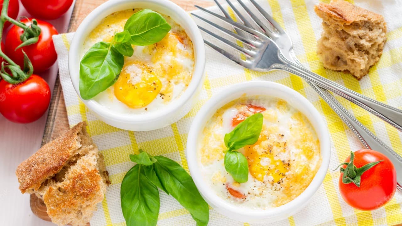 Ovos Cocotte na airfryer: receita fácil, cremosa e pronta em 10 minutos