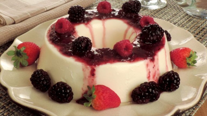 Receita de pudim de ricota com calda de geleia.
