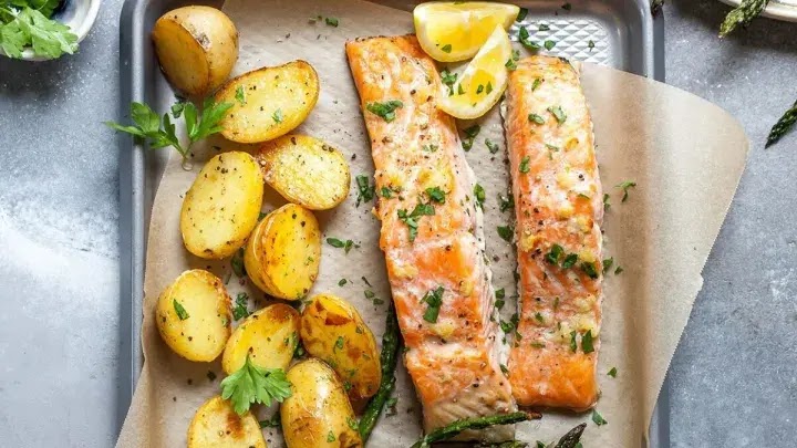 Salmão com batata na airfryer: tempo, temperatura e como não ressecar